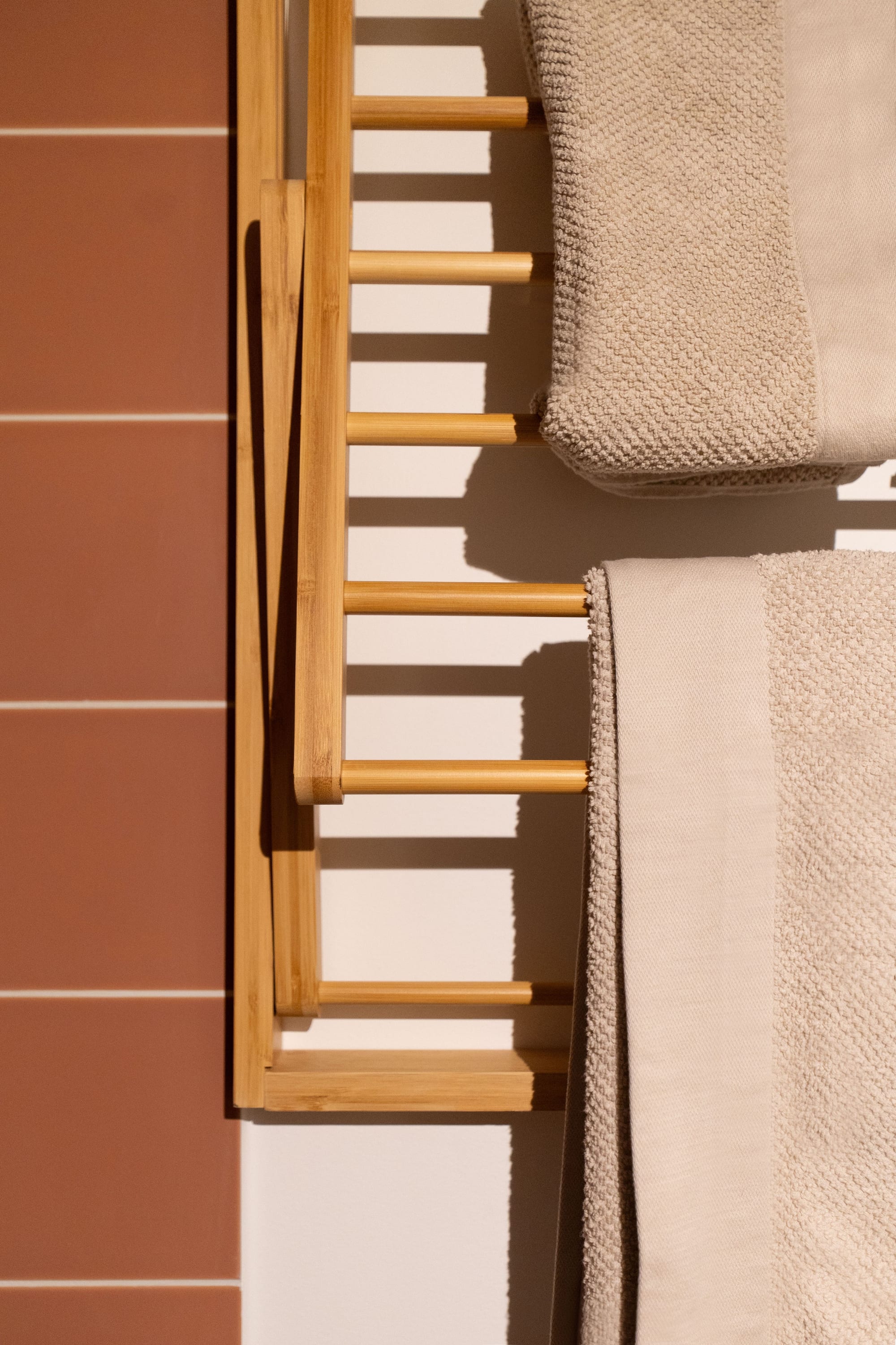 Détail échelle porte-serviette en bois