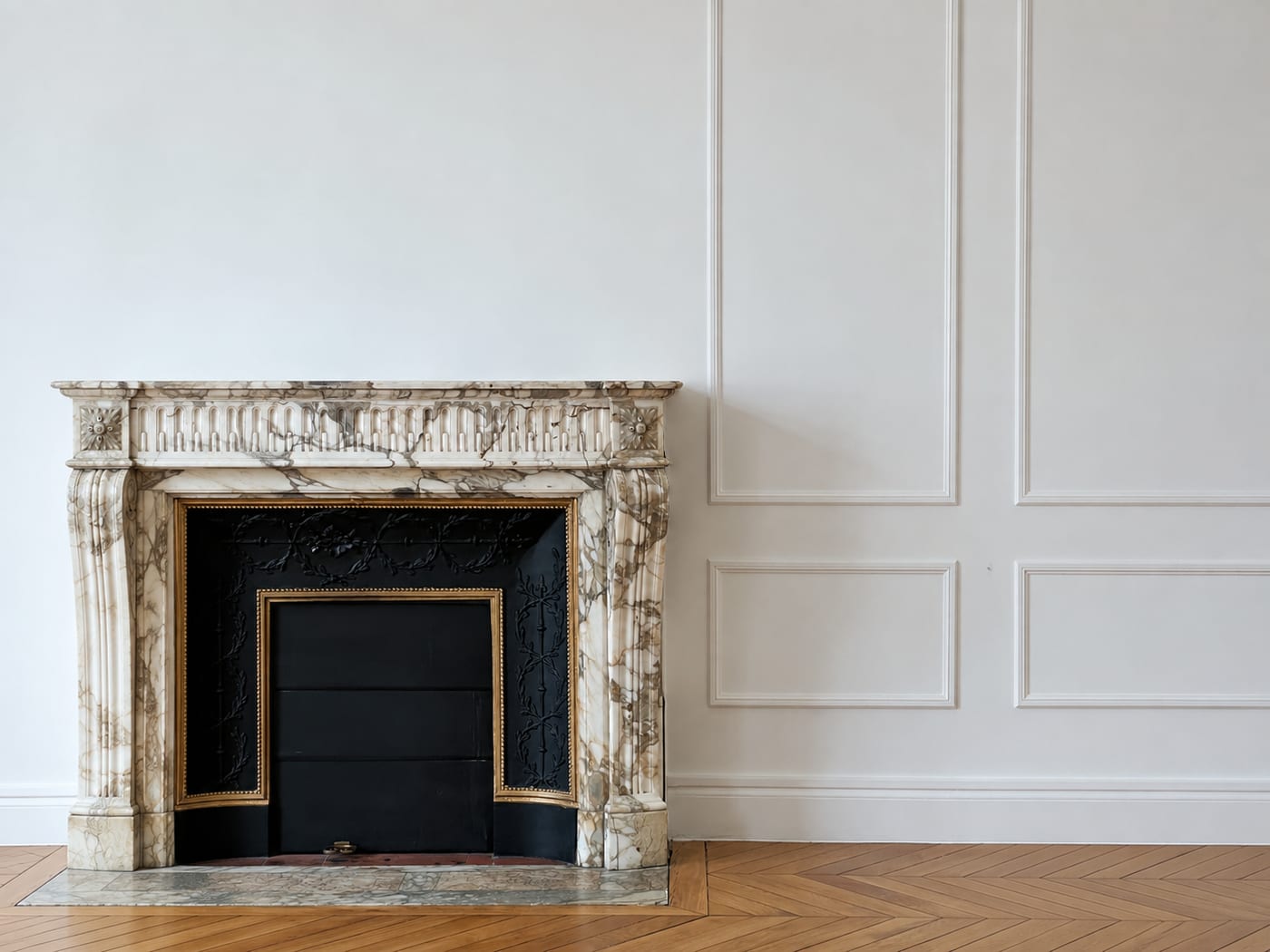 Cheminée en marbre et parquet en point de Hongrie, chantier Soul Concept