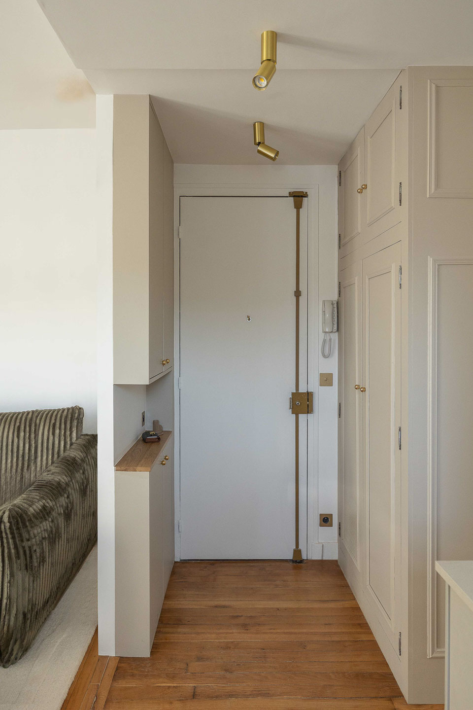 Entrée : porte, verrou laiton et rangements sur mesure
