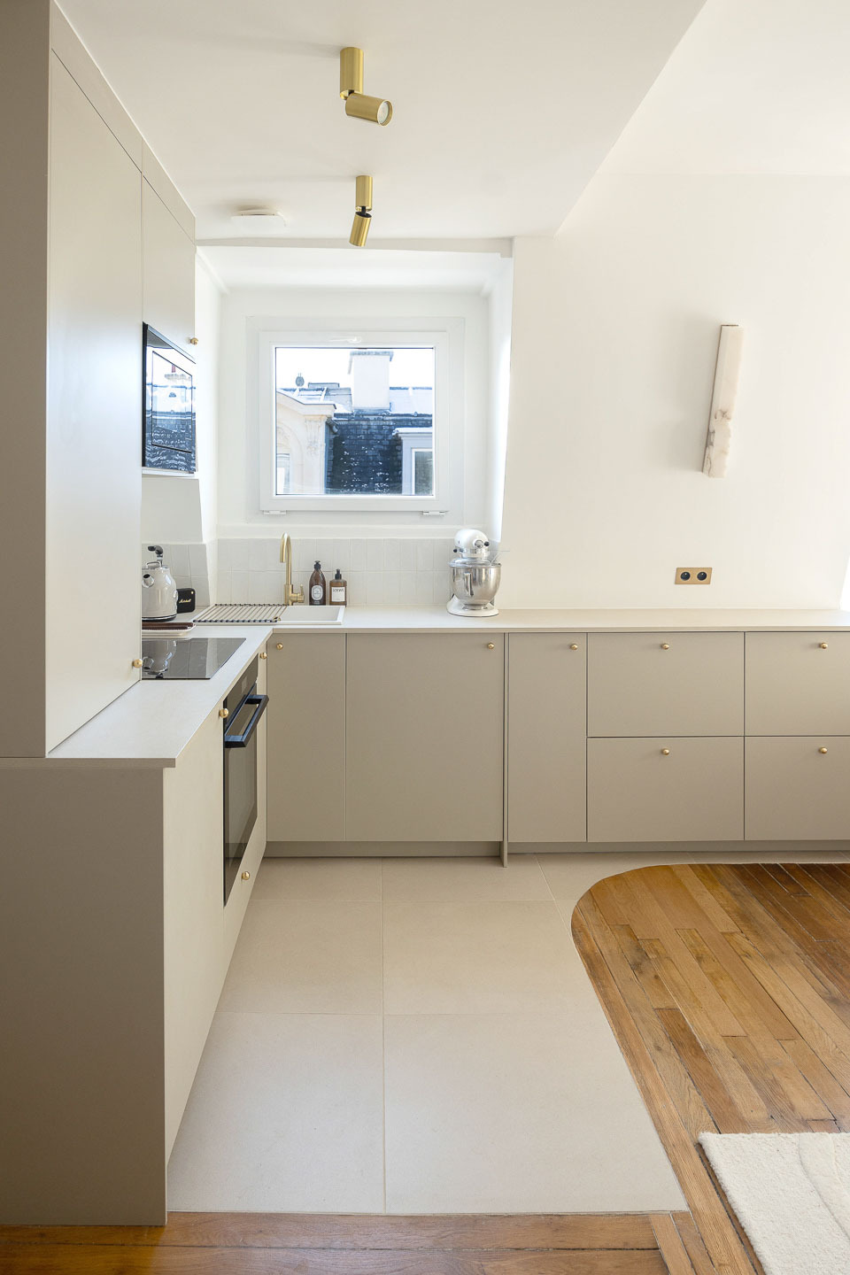Cuisine sous les toits, plan de travail clair