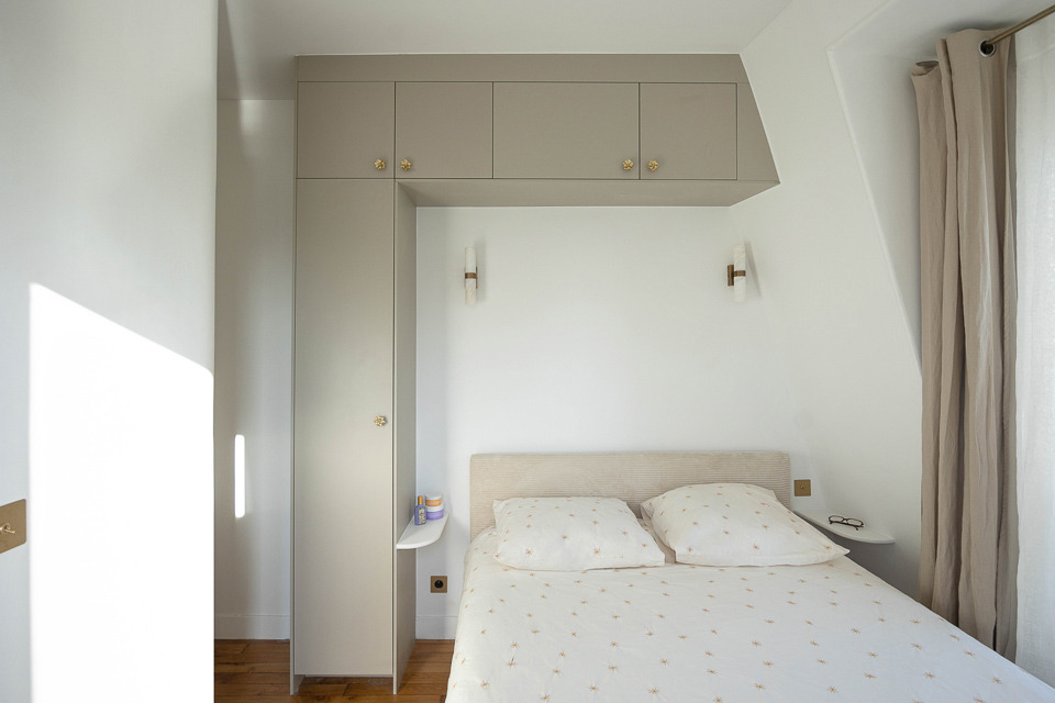Chambre : lit niché dans les rangements sur mesure