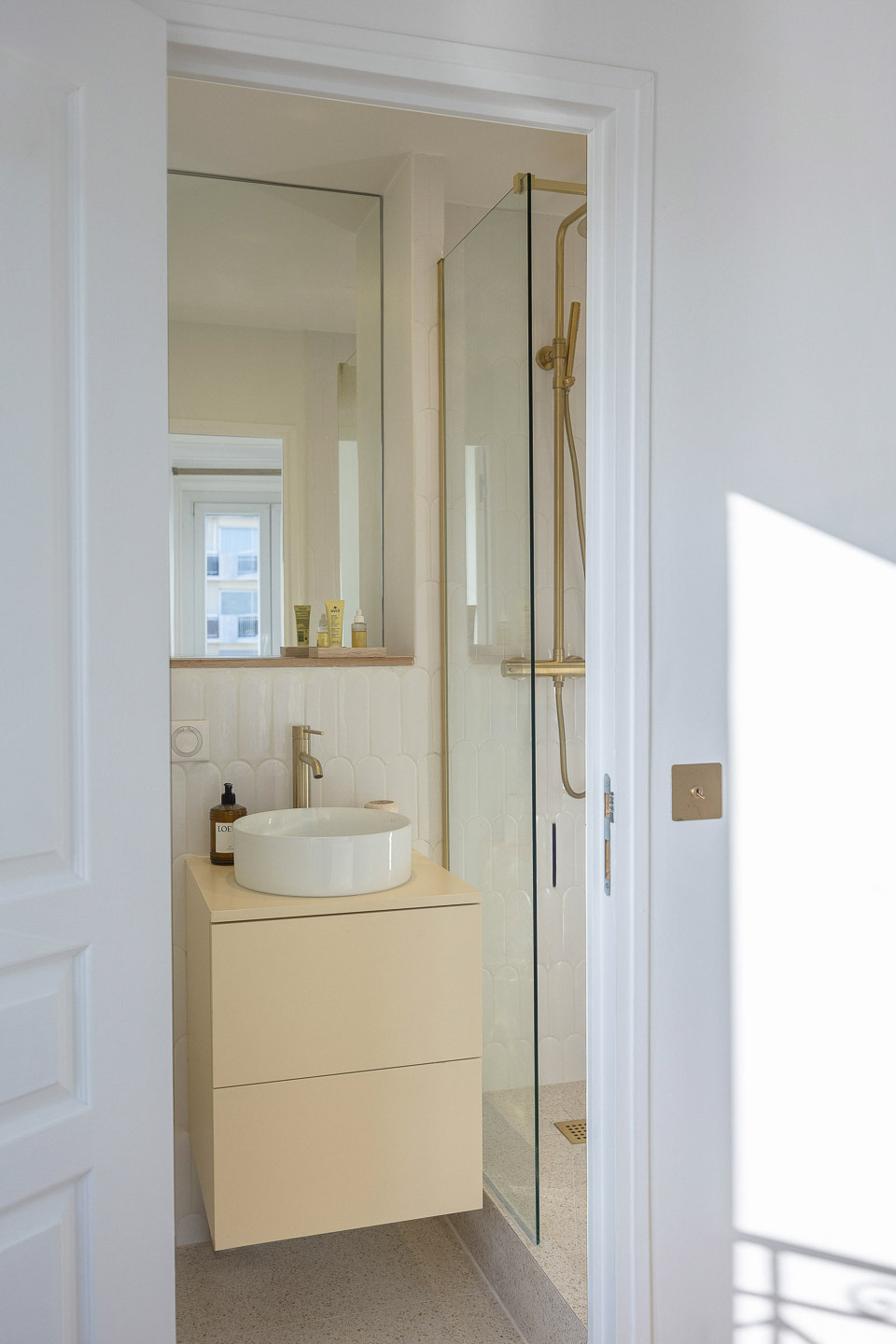 Salle d'eau : vasque et douche aux finitions laiton