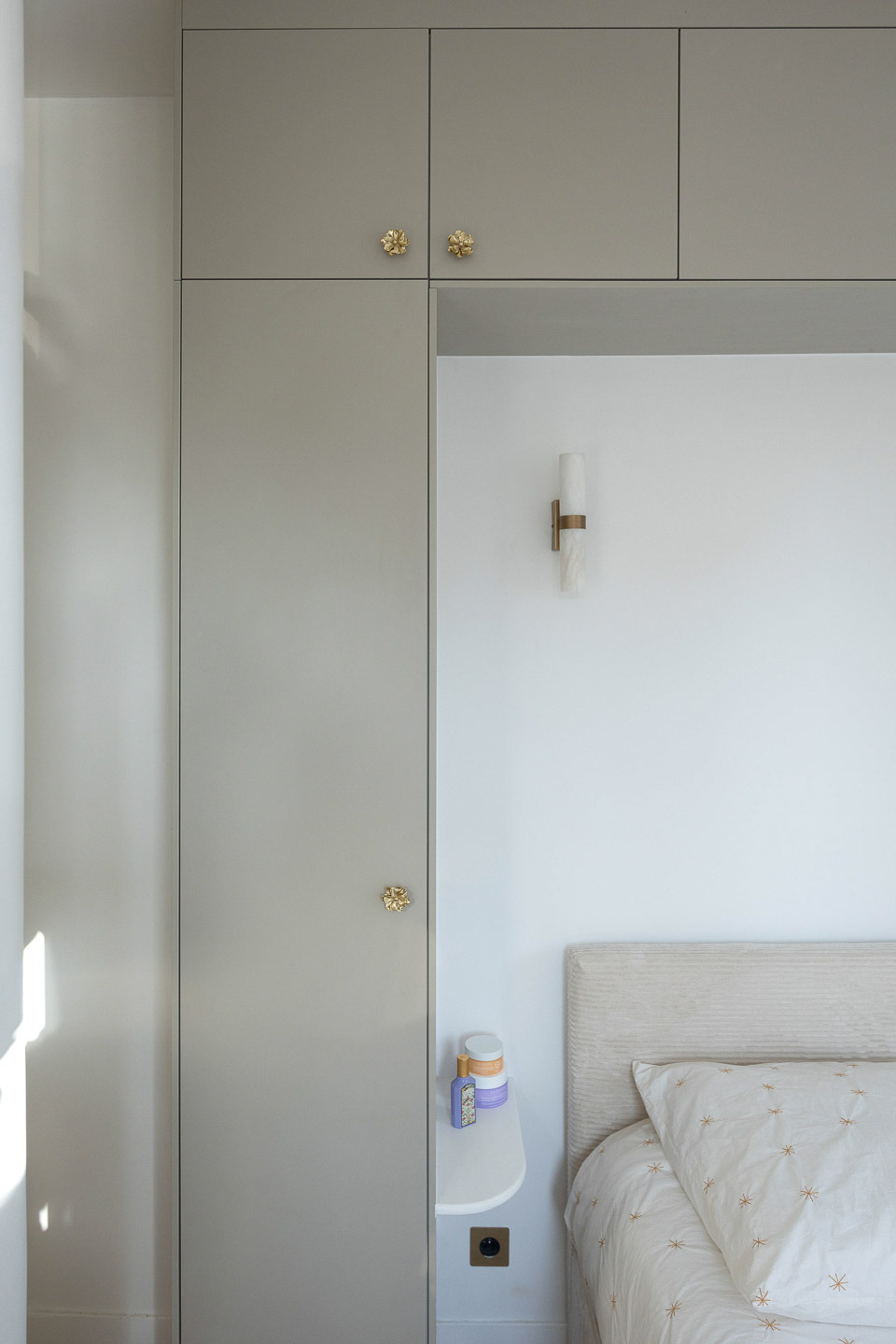 Armoire de la chambre, boutons fleurs en laiton