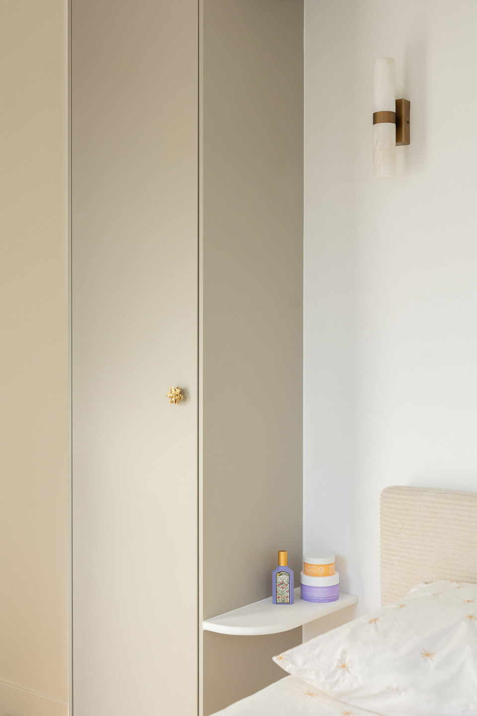 Chevet suspendu et applique en albâtre