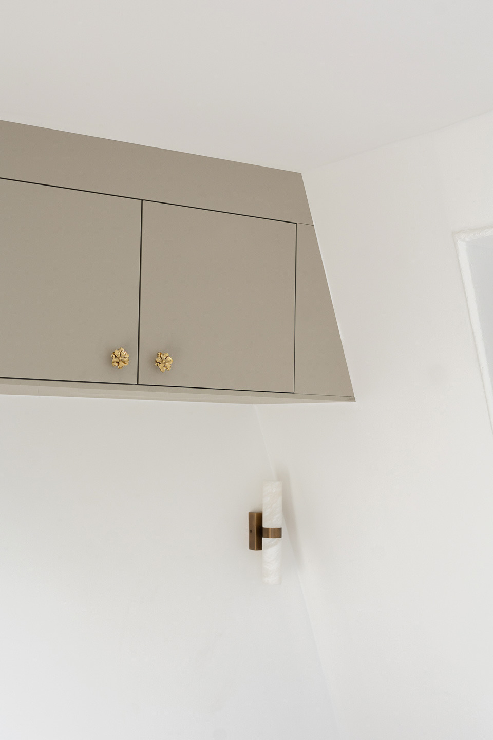 Détail des hauts de placard et applique en albâtre